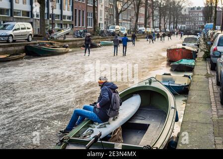 Persone che pattinano sui canali congelati della città di Amsterdam, inverno 2018 Foto Stock