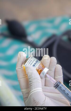 Vaccino COVID-19 nelle mani del medico, il medico femminile tiene la siringa e il flacone con il vaccino per la cura del coronavirus. Concetto di trattamento del virus corona, iniettati Foto Stock