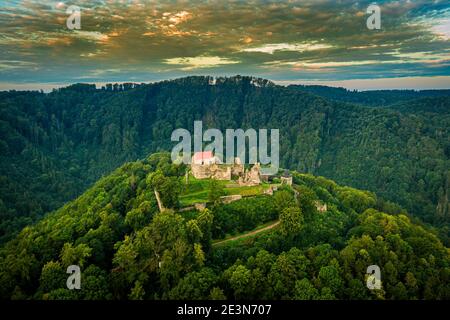 Le vaste rovine del castello di Potstejn si trovano su una collina conica boscosa a sud-est del villaggio di Potstejn nella Boemia orientale e dominano la p centrale Foto Stock