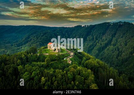Le vaste rovine del castello di Potstejn si trovano su una collina conica boscosa a sud-est del villaggio di Potstejn nella Boemia orientale e dominano la p centrale Foto Stock