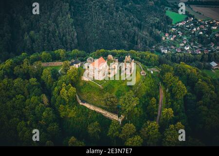 Le vaste rovine del castello di Potstejn si trovano su una collina conica boscosa a sud-est del villaggio di Potstejn nella Boemia orientale e dominano la p centrale Foto Stock