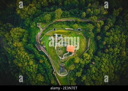 Le vaste rovine del castello di Potstejn si trovano su una collina conica boscosa a sud-est del villaggio di Potstejn nella Boemia orientale e dominano la p centrale Foto Stock