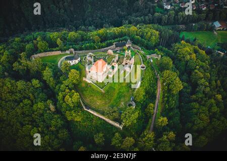 Le vaste rovine del castello di Potstejn si trovano su una collina conica boscosa a sud-est del villaggio di Potstejn nella Boemia orientale e dominano la p centrale Foto Stock