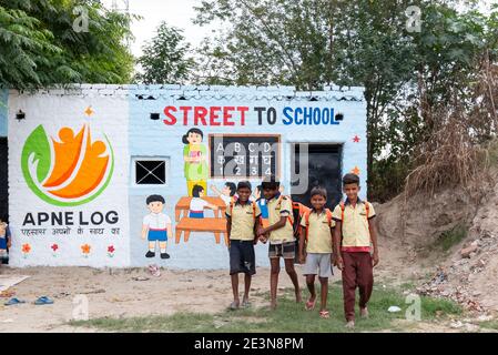 Noida, Uttar Pradesh/India - Settembre 2019 : studenti poveri provenienti da zone rurali o baraccopoli hanno educato a scuola con i loro borse. Bambini che si educano. Foto Stock