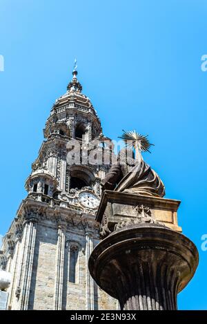 Scultura dell'apostolo San Giacomo contro la torre della cattedrale di Santiago de Compostela su cielo blu Foto Stock