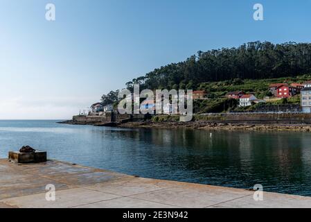 Bella vista del porto di Muros un villaggio di pescatori nell'estuario di Muros in Galizia, Spagna Foto Stock