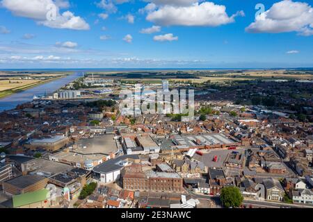 Foto aerea della bellissima città di King's Lynn, porto e città mercato di Norfolk, Inghilterra, Regno Unito, che mostra il centro principale della città lungo il fiume G. Foto Stock