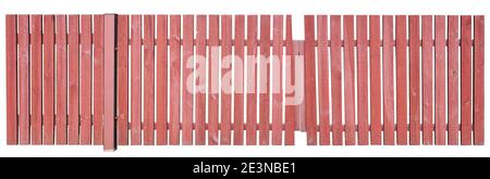 Lunga recinzione rustica in legno di tavole verticali rosse. Isolato Foto Stock