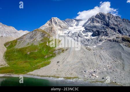 Lago lungo e Grande casse paesaggio alpino ghiacciaio in francese alpi Foto Stock