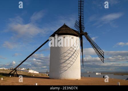 Mulino a vento storico fuori del villaggio di campo de Crippana, Ciudad Real Provincia, Castilla-la Mancha, Spagna Foto Stock