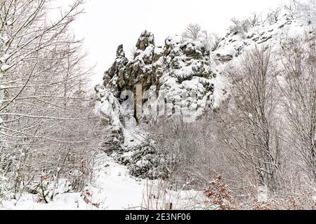 Verschneite Winterlandschaft Bruchhauser Steine im Sauerland, Bruchhausen, Olsberg, Hochsauerlandkreis, Nordrhein-Westfalen | Snowy Winter Landhaus Foto Stock