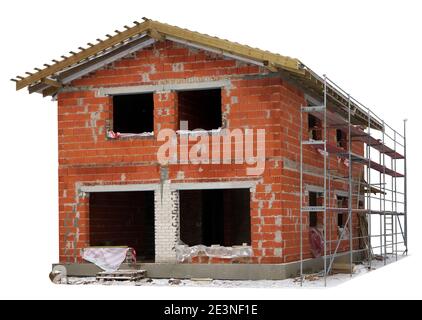Edificio incompiuto di una casa rurale in mattoni rossi in inverno. Isolato su bianco. Produzione di massa Foto Stock