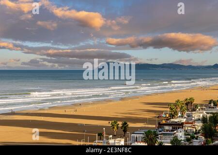 Un suggestivo tramonto sulla famosa spiaggia di Rimini, in un momento di tranquillità Foto Stock