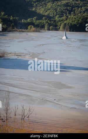 Lago altamente inquinato con cianuro e chiesa sommersa a Geamana, Romania Foto Stock