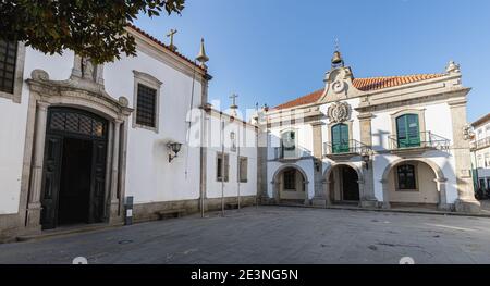 Esposende, Portogallo - 21 febbraio 2020: Particolare architettonico della Chiesa della Misericordia (Santa Casa Misericordia de FAO) nel centro storico della città su un Foto Stock