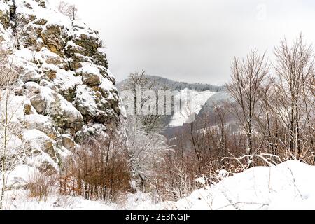 Verschneite Winterlandschaft Bruchhauser Steine im Sauerland, Bruchhausen, Olsberg, Hochsauerlandkreis, Nordrhein-Westfalen | Snowy Winter Landhaus Foto Stock