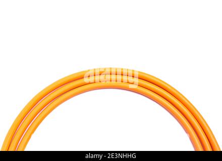 Cavo USB laminato arancione isolato su sfondo bianco. Foto Stock