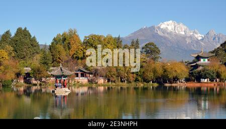 Splendida vista sulla piscina del drago Nero fino alla montagna innevata che condivide lo stesso nome. Lijiang nella provincia di Yunnan in Cina Foto Stock