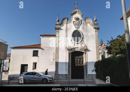 Esposende, Portogallo - 21 febbraio 2020: Particolare architettonico della Chiesa della Misericordia (Santa Casa Misericordia de FAO) nel centro storico della città su un Foto Stock