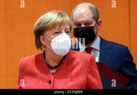 Berlino, Germania. 20 gennaio 2021. La cancelliera Angela Merkel (CDU) e il ministro delle Finanze OLAF Scholz (SPD) indossano maschere durante la riunione del gabinetto presso l'ufficio del Cancelliere. Credit: Fabrizio Bensch/Reuters/Pool/dpa/Alamy Live News Foto Stock