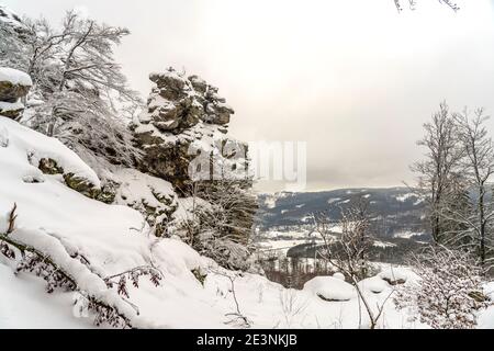 Verschneite Winterlandschaft Bruchhauser Steine im Sauerland, Bruchhausen, Olsberg, Hochsauerlandkreis, Nordrhein-Westfalen | Snowy Winter Landhaus Foto Stock