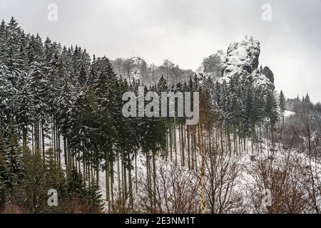 Verschneite Winterlandschaft Bruchhauser Steine im Sauerland, Bruchhausen, Olsberg, Hochsauerlandkreis, Nordrhein-Westfalen | Snowy Winter Landhaus Foto Stock