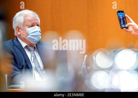 Berlino, Germania. 20 gennaio 2021. Horst Seehofer (CSU), Ministro federale dell'interno, per le costruzioni e gli affari interni, indossa una maschera durante la riunione del gabinetto presso l'Ufficio del Cancelliere. Credit: Fabrizio Bensch/Reuters/Pool/dpa/Alamy Live News Foto Stock
