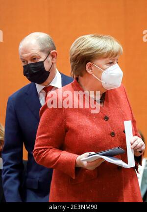 Berlino, Germania. 20 gennaio 2021. La cancelliera Angela Merkel (CDU) e il ministro delle Finanze OLAF Scholz (SPD) indossano maschere durante la riunione del gabinetto presso l'ufficio del Cancelliere. Credit: Fabrizio Bensch/Reuters/Pool/dpa/Alamy Live News Foto Stock