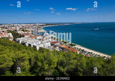 Setubal visto dal castello di Sao Filipe, Setubal, Costa di Lisbona, Portogallo Foto Stock