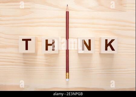 Pensare al concetto. Parola pensare su sfondo di legno. Una matita con il concetto di parola think. Leadership e unicità. Distinguiti dalla folla. Osate essere di Foto Stock