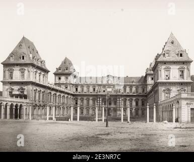 Fotografia d'epoca del XIX secolo: Italia - il Castello di Valentino è un edificio storico nella città nord-occidentale italiana di Torino Foto Stock