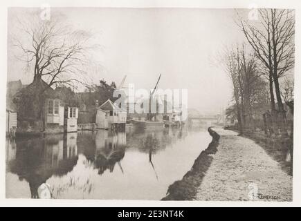 Fotografia d'epoca del XIX secolo/1900 di Peter Henry Emerson. Emerson era uno scrittore e fotografo britannico. Le sue fotografie sono primi esempi di promozione della fotografia diritta come forma d'arte. È noto per aver scaglito fotografie che mostrarono ambienti rurali e per le sue dispute con l'istituto fotografico sullo scopo e il significato della fotografia. Riva del fiume, Norfolk? Foto Stock