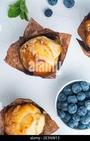 Muffin ai mirtilli con berrie fresca, su sfondo bianco, vista dall'alto in piano Foto Stock