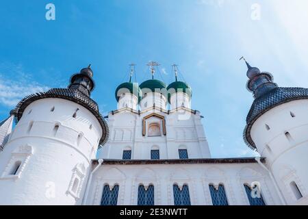 Cremlino di Rostov il Grande. L'anello d'oro della Russia. Frammenti dell'architettura della cattedrale contro il cielo, vista dal basso. Foto Stock