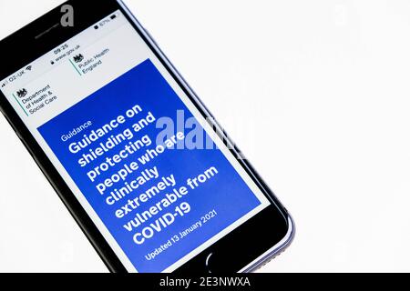 Londra UK, gennaio 19 2021, Mobile Phone Screenshot di NHS Guidance scherma le persone clinicamente vulnerabili da Covid-19 Foto Stock