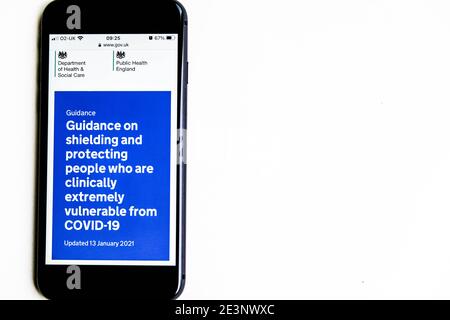 Londra UK, gennaio 19 2021, Mobile Phone Screenshot di NHS Guidance scherma le persone clinicamente vulnerabili da Covid-19 Foto Stock