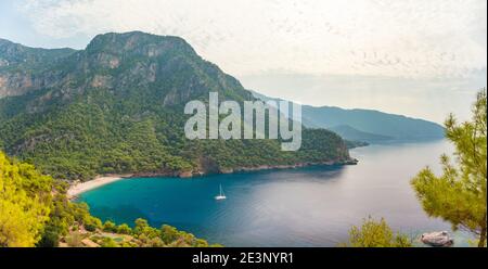 Costa sul Mar Mediterraneo vicino a Fethiye Kabak Turchia. Mare caldo, resort, relax, stile di vita sano, escursioni. Foto Stock