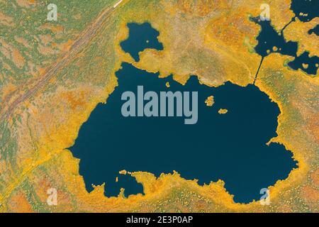 Distretto di Miory, Regione di Vitebsk, Bielorussia. La palude di Yelnya. Torbiere montane e transitori con numerosi laghi. Vista aerea sopraelevata della natura di Yelnya Foto Stock