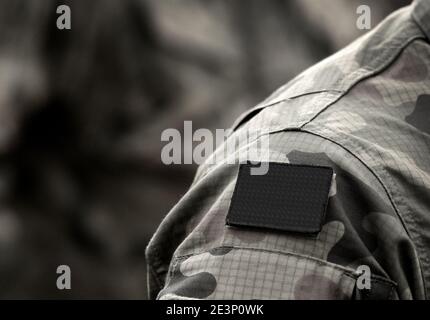 L'anarchismo bandiera in uniforme militare. Bandiera Nera è il tradizionale simbolo anarchico. Foto Stock