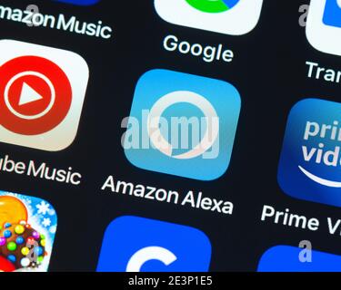 Icona dell'app Amazon Alexa sulla schermata di Apple iPhone. Amazon Alexa è un assistente virtuale tecnologia di intelligenza artificiale sviluppata da Amazon. Foto Stock