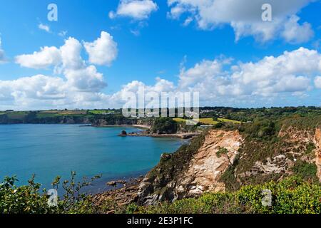 la vista dal percorso della costa sud-occidentale vicino a charlestown on la costa sud della cornovaglia inghilterra Foto Stock