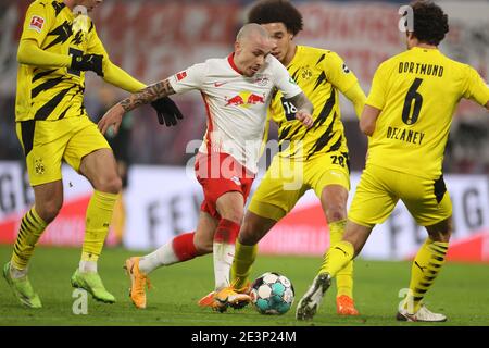 Lipsia, Germania. 09 gennaio 2021. Angeliño controlla la palla contro tre avversari durante la partita Leipzig-Borussia Dortmund del quindicesimo round della Bundesliga, disputato alla Red Bull Arena. Il direttore dello sport e il direttore generale di Lipsia, una squadra in cui gioca a pieno titolo José Ángel Esmorís Tasende, noto come Angeliño, ha criticato la decisione del coach spagnolo Luis Enrique di non chiamarlo nonostante il buon gioco al suo club. Credit: Jan Woitas/dpa/Alamy Live News Foto Stock