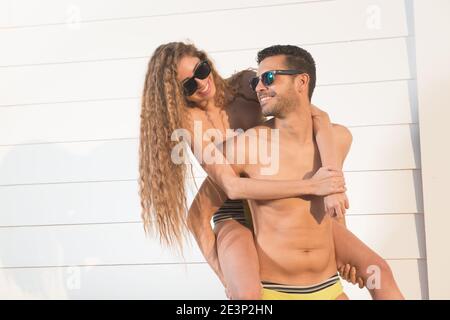 giovane coppia godendo il sole e il mare in primavera o. estate Foto Stock