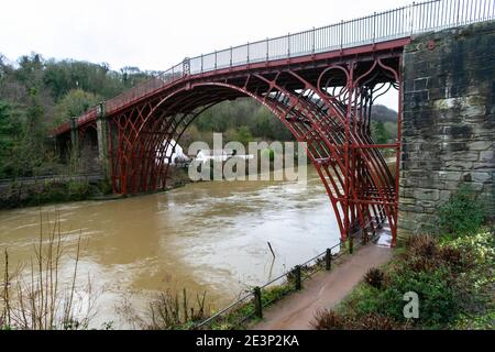 Ironbridge, Shropshire, Regno Unito. 20 gennaio 2020. Mentre Storm Christoph minaccia il Regno Unito con forti piogge e venti, l'Agenzia per l'ambiente sta erigendo barriere alle inondazioni sulle rive del fiume Severn dallo storico Iron Bridge, Shropshire. Il villaggio di Ironbridge è regolarmente sotto alluvione dopo la pioggia pesante cade in Galles. Credit: Peter Lopeman/Alamy Live News Foto Stock