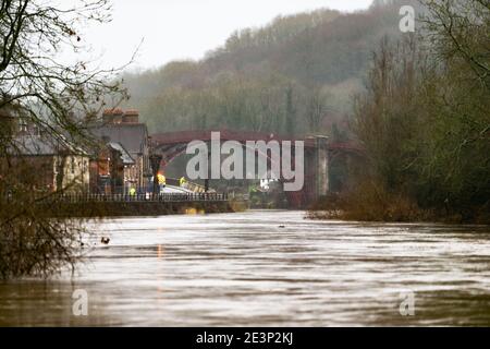 Ironbridge, Shropshire, Regno Unito. 20 gennaio 2020. Mentre Storm Christoph minaccia il Regno Unito con forti piogge e venti, l'Agenzia per l'ambiente sta erigendo barriere alle inondazioni sulle rive del fiume Severn dallo storico Iron Bridge, Shropshire. Il villaggio di Ironbridge è regolarmente sotto alluvione dopo la pioggia pesante cade in Galles. Credit: Peter Lopeman/Alamy Live News Foto Stock