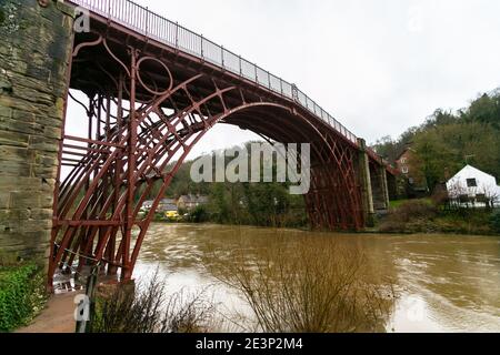 Ironbridge, Shropshire, Regno Unito. 20 gennaio 2020. Mentre Storm Christoph minaccia il Regno Unito con forti piogge e venti, l'Agenzia per l'ambiente sta erigendo barriere alle inondazioni sulle rive del fiume Severn dallo storico Iron Bridge, Shropshire. Il villaggio di Ironbridge è regolarmente sotto alluvione dopo la pioggia pesante cade in Galles. Credit: Peter Lopeman/Alamy Live News Foto Stock