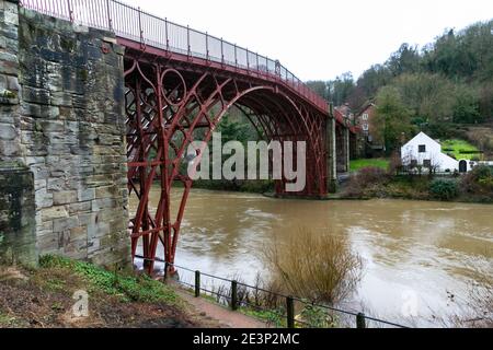 Ironbridge, Shropshire, Regno Unito. 20 gennaio 2020. Mentre Storm Christoph minaccia il Regno Unito con forti piogge e venti, l'Agenzia per l'ambiente sta erigendo barriere alle inondazioni sulle rive del fiume Severn dallo storico Iron Bridge, Shropshire. Il villaggio di Ironbridge è regolarmente sotto alluvione dopo la pioggia pesante cade in Galles. Credit: Peter Lopeman/Alamy Live News Foto Stock