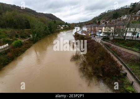 Ironbridge, Shropshire, Regno Unito. 20 gennaio 2020. Mentre Storm Christoph minaccia il Regno Unito con forti piogge e venti, l'Agenzia per l'ambiente sta erigendo barriere alle inondazioni sulle rive del fiume Severn dallo storico Iron Bridge, Shropshire. Il villaggio di Ironbridge è regolarmente sotto alluvione dopo la pioggia pesante cade in Galles. Credit: Peter Lopeman/Alamy Live News Foto Stock