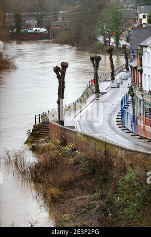 Ironbridge, Shropshire, Regno Unito. 20 gennaio 2020. Mentre Storm Christoph minaccia il Regno Unito con forti piogge e venti, l'Agenzia per l'ambiente sta erigendo barriere alle inondazioni sulle rive del fiume Severn dallo storico Iron Bridge, Shropshire. Il villaggio di Ironbridge è regolarmente sotto alluvione dopo la pioggia pesante cade in Galles. Credit: Peter Lopeman/Alamy Live News Foto Stock