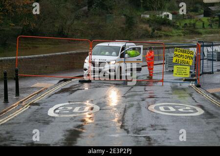 Ironbridge, Shropshire, Regno Unito. 20 gennaio 2020. Mentre Storm Christoph minaccia il Regno Unito con forti piogge e venti, l'Agenzia per l'ambiente sta erigendo barriere alle inondazioni sulle rive del fiume Severn dallo storico Iron Bridge, Shropshire. Il villaggio di Ironbridge è regolarmente sotto alluvione dopo la pioggia pesante cade in Galles. Credit: Peter Lopeman/Alamy Live News Foto Stock